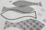 <b>[fish] －blackwork(ﾌﾞﾗｯｸﾜｰｸ)の刺しゅう作品－</b><br>太いﾗｲﾝは25番刺繍糸12本のｺｰﾁﾝｸﾞ。ﾎﾟｺﾎﾟｺに仕上げるために12本の糸が撚れない工夫をしています。