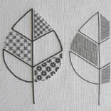 <b>[leaf] －blackwork(ﾌﾞﾗｯｸﾜｰｸ)の刺しゅう作品－</b><br>右側の葉は影のｲﾒｰｼﾞ。ｽﾃｯﾁはClosed Diagonal Darning。45度に刺し進むのが一般的ですが、葉脈と同じ角度になるように刺し位置を調整しました。