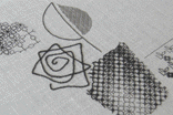 <b>[rose] －blackwork(ﾌﾞﾗｯｸﾜｰｸ)の刺しゅう作品－</b><br>花はﾁｪｰﾝｽﾃｯﾁ、葉はｺｰﾁﾝｸﾞで線を描き、葉の右側はﾀﾞｰﾆﾝｸﾞﾊﾟﾀｰﾝで葉脈のようにしました。