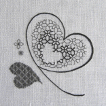 <b>[crooked heart-1] －blackwork(ﾌﾞﾗｯｸﾜｰｸ)の刺しゅう作品－</b><br>刺繍布に図案を描き写す方法の1つTacking methodのﾚｯｽﾝ用ﾃﾞｻﾞｲﾝ。ﾊｰﾄの外周はｺｰﾁﾝｸﾞ。部分的にｺｰﾁﾝｸﾞを何度か並べて施し、線の太さを変えています。