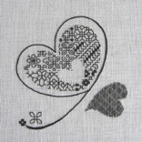 <b>[crooked heart-2] －blackwork(ﾌﾞﾗｯｸﾜｰｸ)の刺しゅう作品－</b><br>crooked heart-1の下絵を裏返してﾊｰﾄの向きを変えてみました。